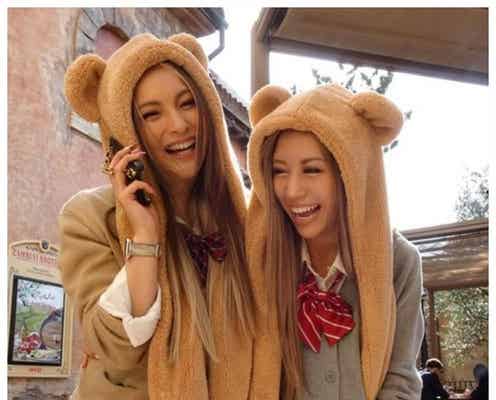 ゆきぽよ&華、“平成JKギャル”姿でディズニー満喫 制服の着こなしが話題
