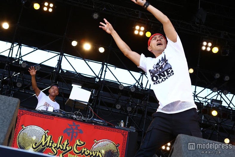 MIGHTY CROWN、アドリブセットでビーチ熱狂「レゲエも日本の音楽文化だ！」＜SUMMER SONIC 2015＞