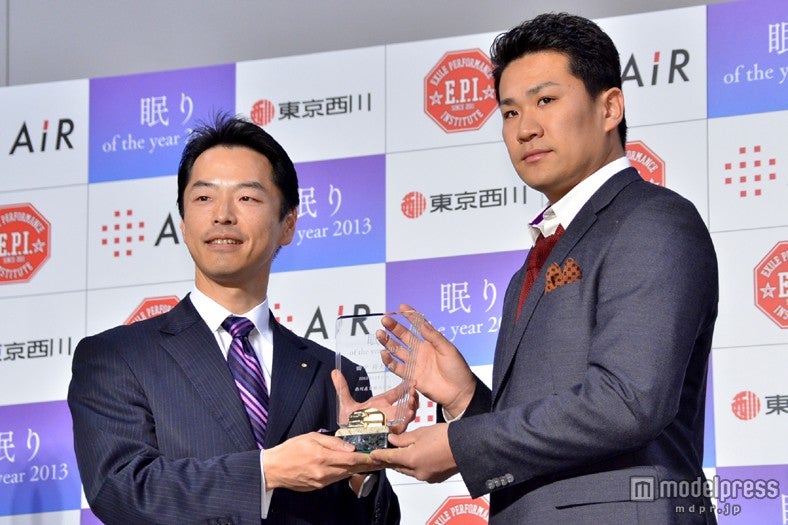 （左から）西川産業株式会社・西川八一行社長、田中将大投手