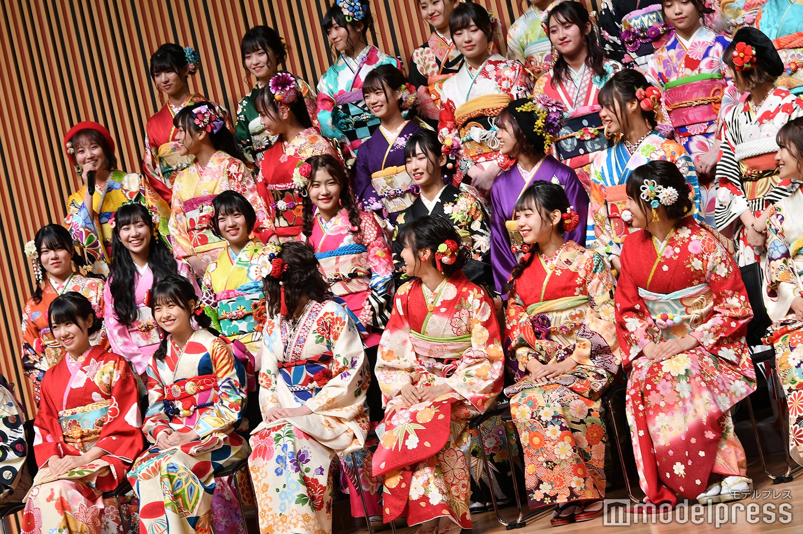 山田野絵に突っ込む本間日陽（前列中央） （C）モデルプレス