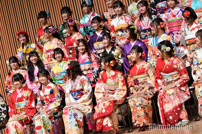 山田野絵に突っ込む本間日陽(前列中央) (C)モデルプレス