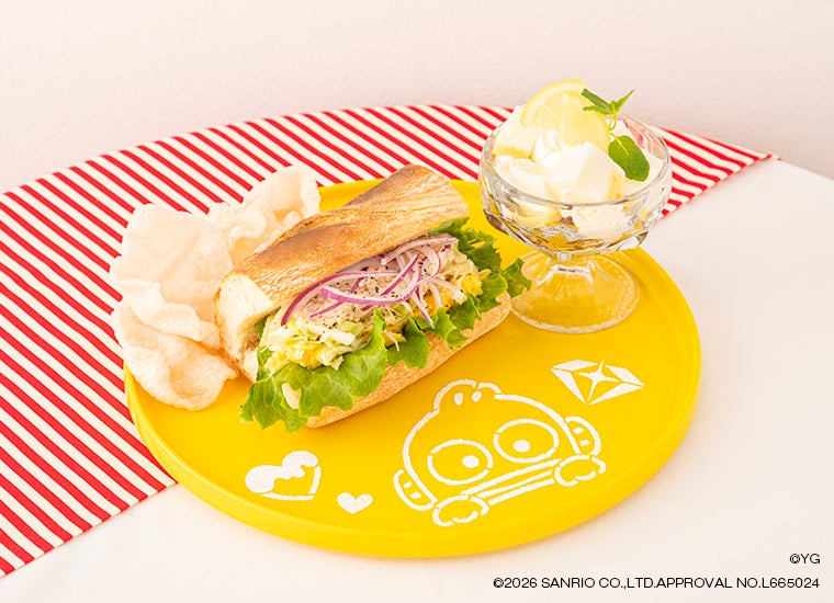 YOON JAE HYUK×PARK JEONG WOO×ハンギョドンのサンドウィッチ＆チーズケーキグラスプレート税込1,890円（C）2026 SANRIO CO., LTD. APPROVAL NO. L665024 （C）YG. All rights reserved.