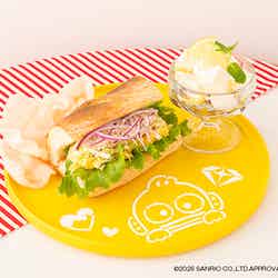 YOON JAE HYUK×PARK JEONG WOO×ハンギョドンのサンドウィッチ&チーズケーキグラスプレート税込1,890円(C)2026 SANRIO CO., LTD. APPROVAL NO. L665024 (C)YG. All rights reserved.