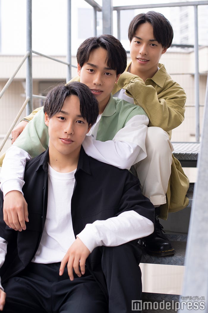 佐藤三兄弟(前から:綾人、颯人、嘉人) (C)モデルプレス