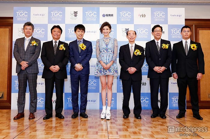 山田優(中央)が会見に出席