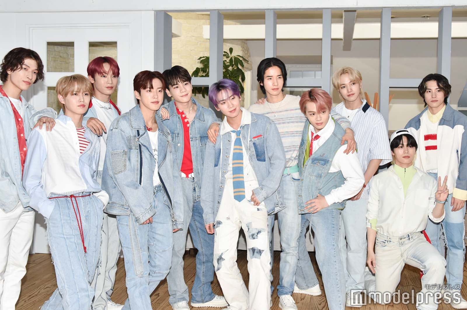 JO1（左から）金城碧海、白岩瑠姫、與那城奨、河野純喜、豆原一成、川尻蓮、佐藤景瑚、鶴房汐恩、大平祥生、木全翔也、川西拓実（C）モデルプレス