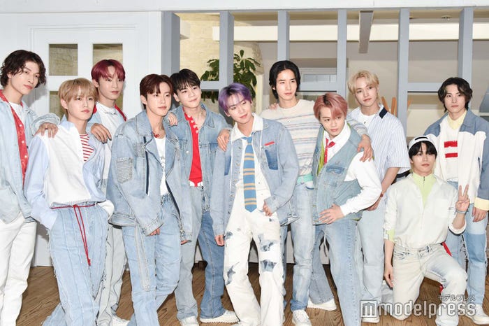 JO1/(左から)金城碧海、白岩瑠姫、與那城奨、河野純喜、豆原一成、川尻蓮、佐藤景瑚、鶴房汐恩、大平祥生、木全翔也、川西拓実(C)モデルプレス
