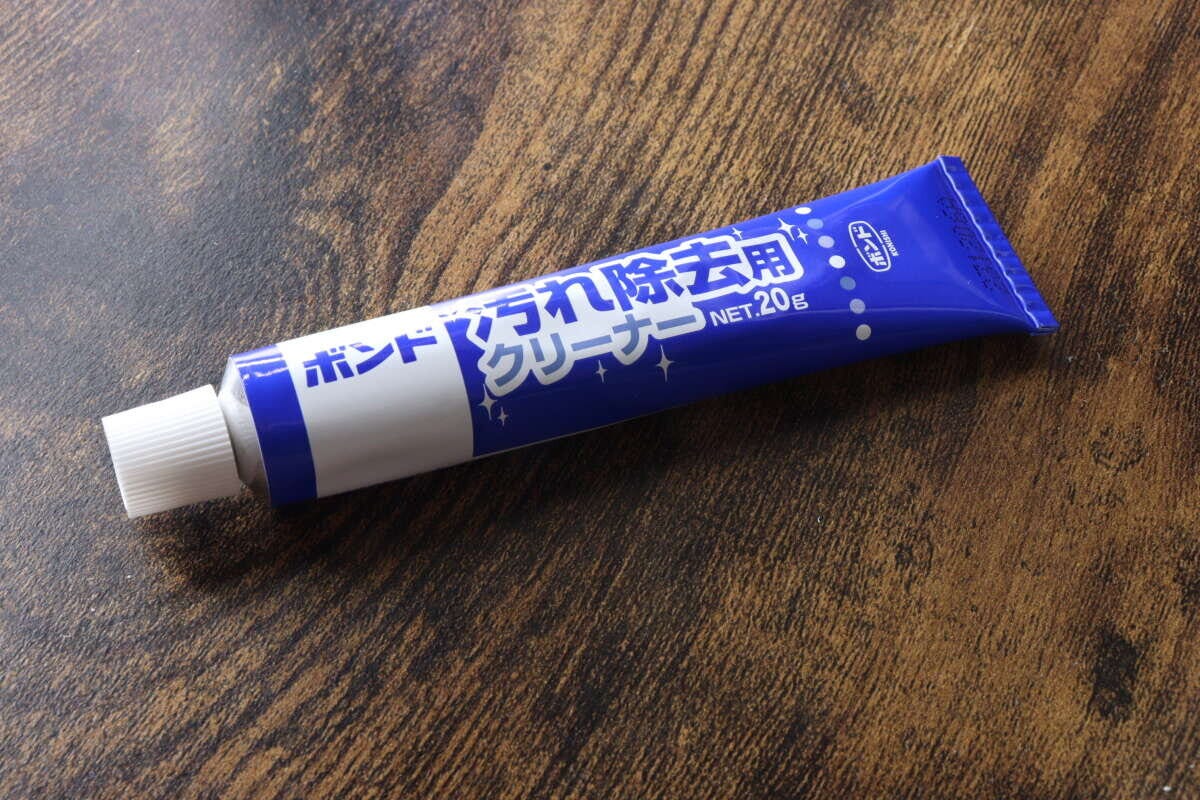 木目調のテーブルに置かれた、青と白の「ボンド 木目調のテーブルに置かれた、青と白の「ボンド