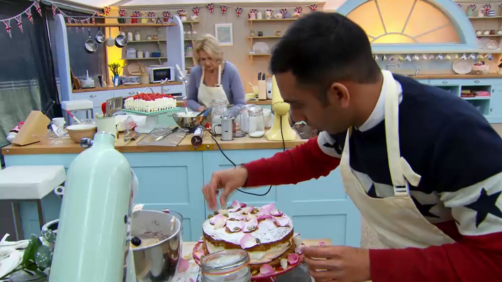 社会現象を起こすほどの人気に（「ブリティッシュ ベイクオフ」1話目キャプションより）