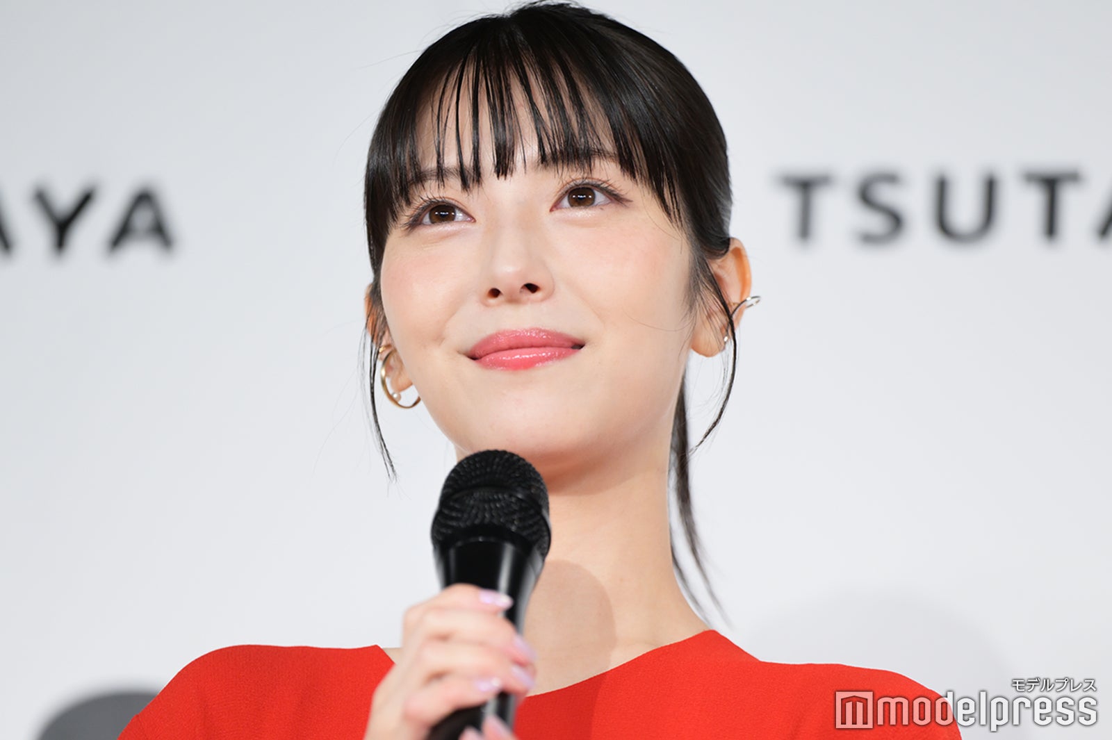 浜辺美波、4年ぶり写真集は「25点満点中25点」“10年越しの