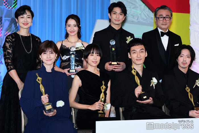 (後列左から)有働由美子、比嘉梨乃、正門良規、三谷幸喜(前列左から)内田有紀、石橋静河、草なぎ剛、若葉竜也(C)モデルプレス