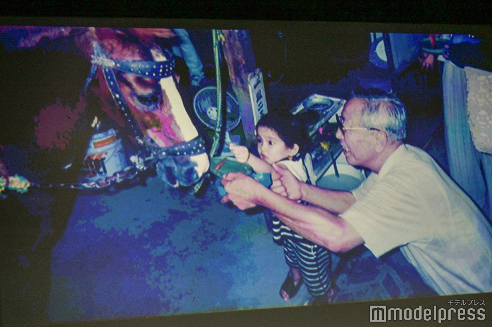 吉岡里帆が公開した祖父との写真（C）モデルプレス