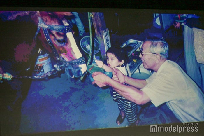 吉岡里帆が公開した祖父との写真(C)モデルプレス