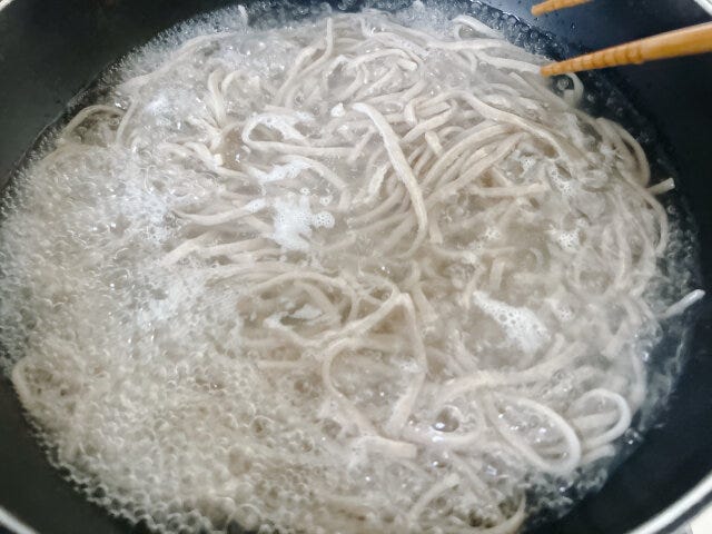 蕎麦を茹でる