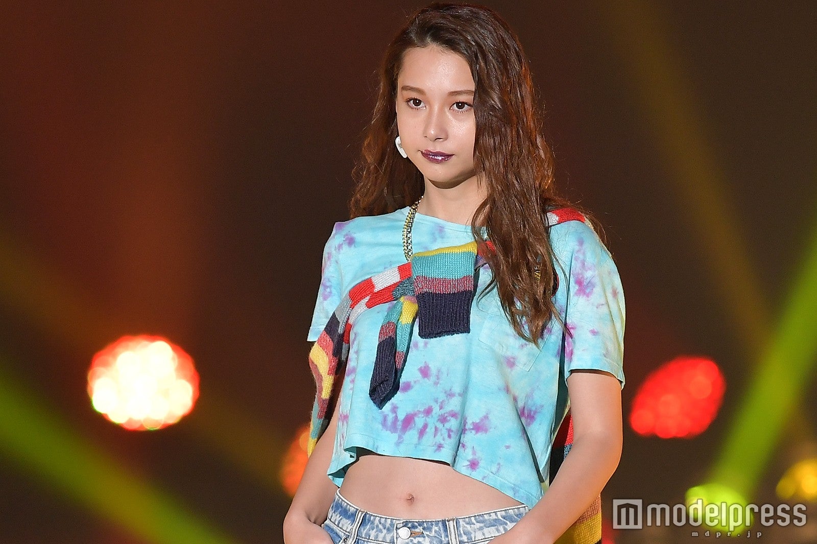 “テラハNo.1美女”Niki（丹羽仁希）、ほっそりウエストチラ見せ＜超十代＞