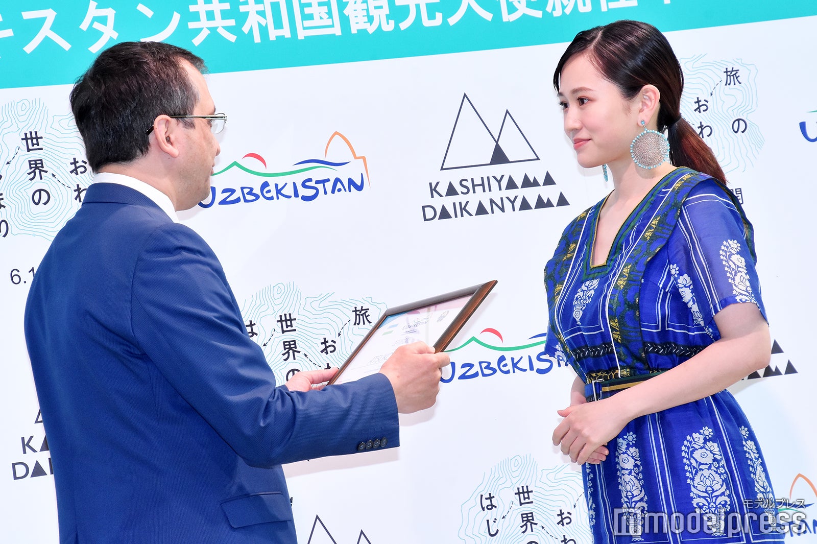 （右）前田敦子（C）モデルプレス