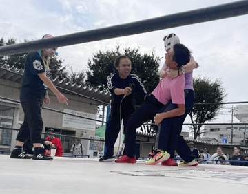 【オート】川口デイリー杯で女子プロレスイベント 走り終えたばかりのオートレーサーがリングに乱入 ファンも大熱狂