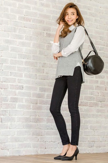 Vネックニットベスト「Re:EDIT by GALSTAR」2,498円（税込）／画像提供：Re:EDIT by GALSTAR