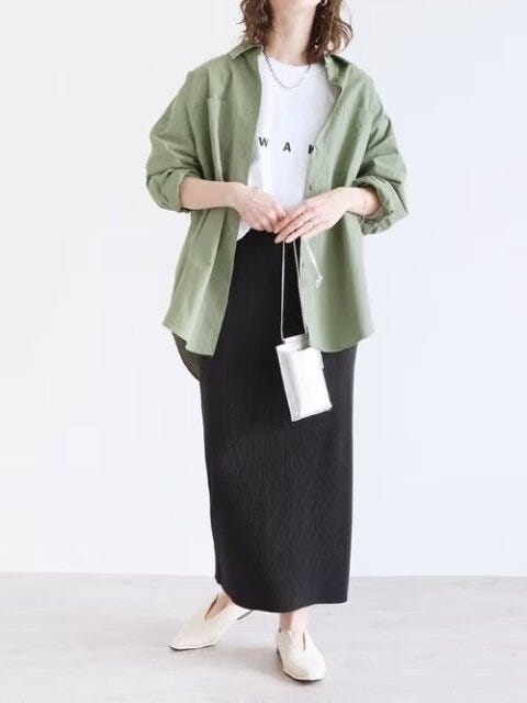 黒スカート カーキシャツ