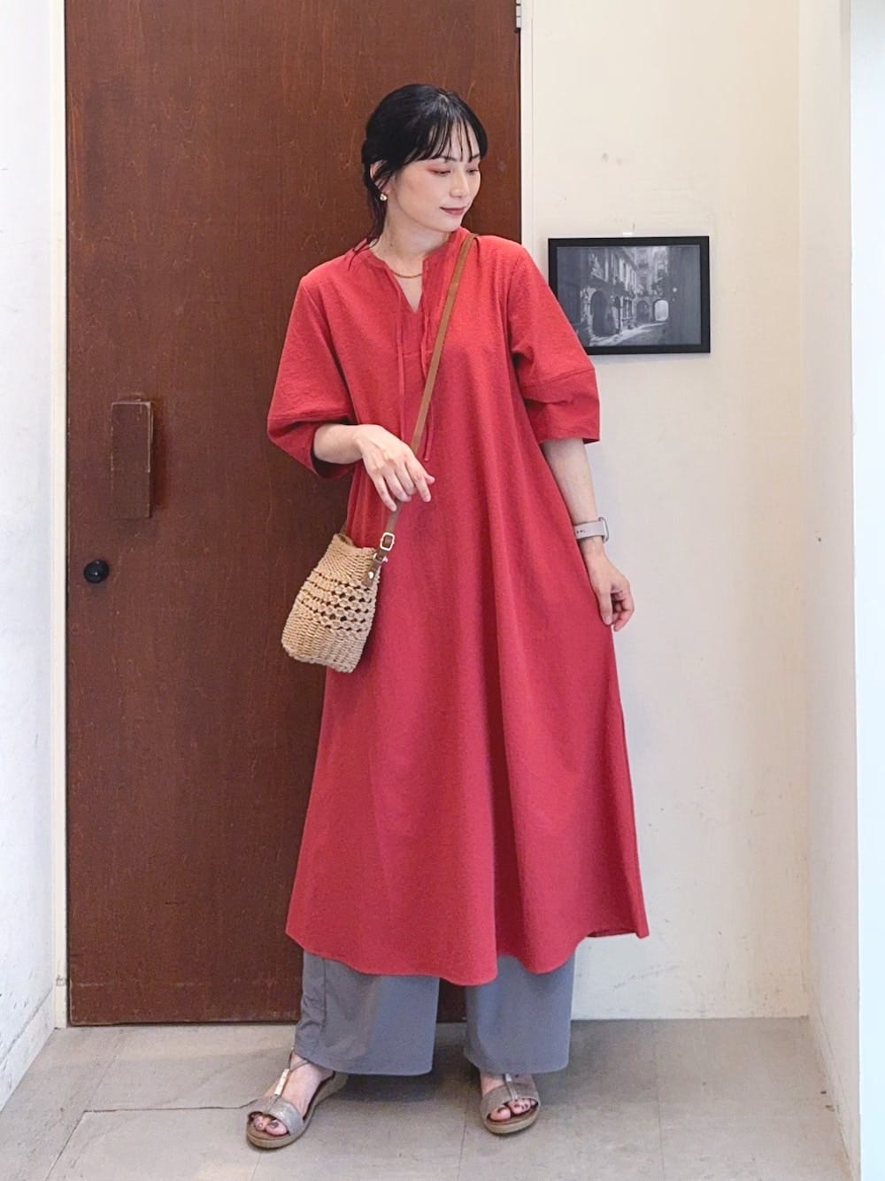 赤のワンピースにグレーのパンツをレイヤード　出典：WEAR