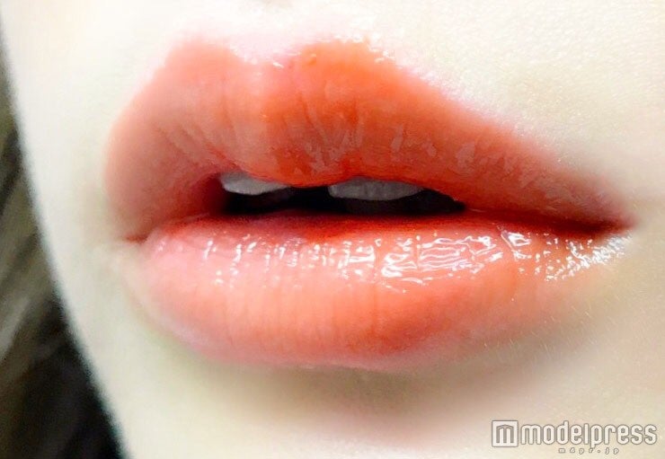 【3CE】「リップグロス“HOORAY”」使用／写真：Risa（C）モデルプレス