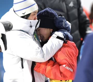 高梨沙羅が涙 開口一番「みんなのお陰です」雪辱の銅メダル、ずっと笑顔も4年前のメンバー・伊藤有希との20秒間のハグで涙腺崩壊