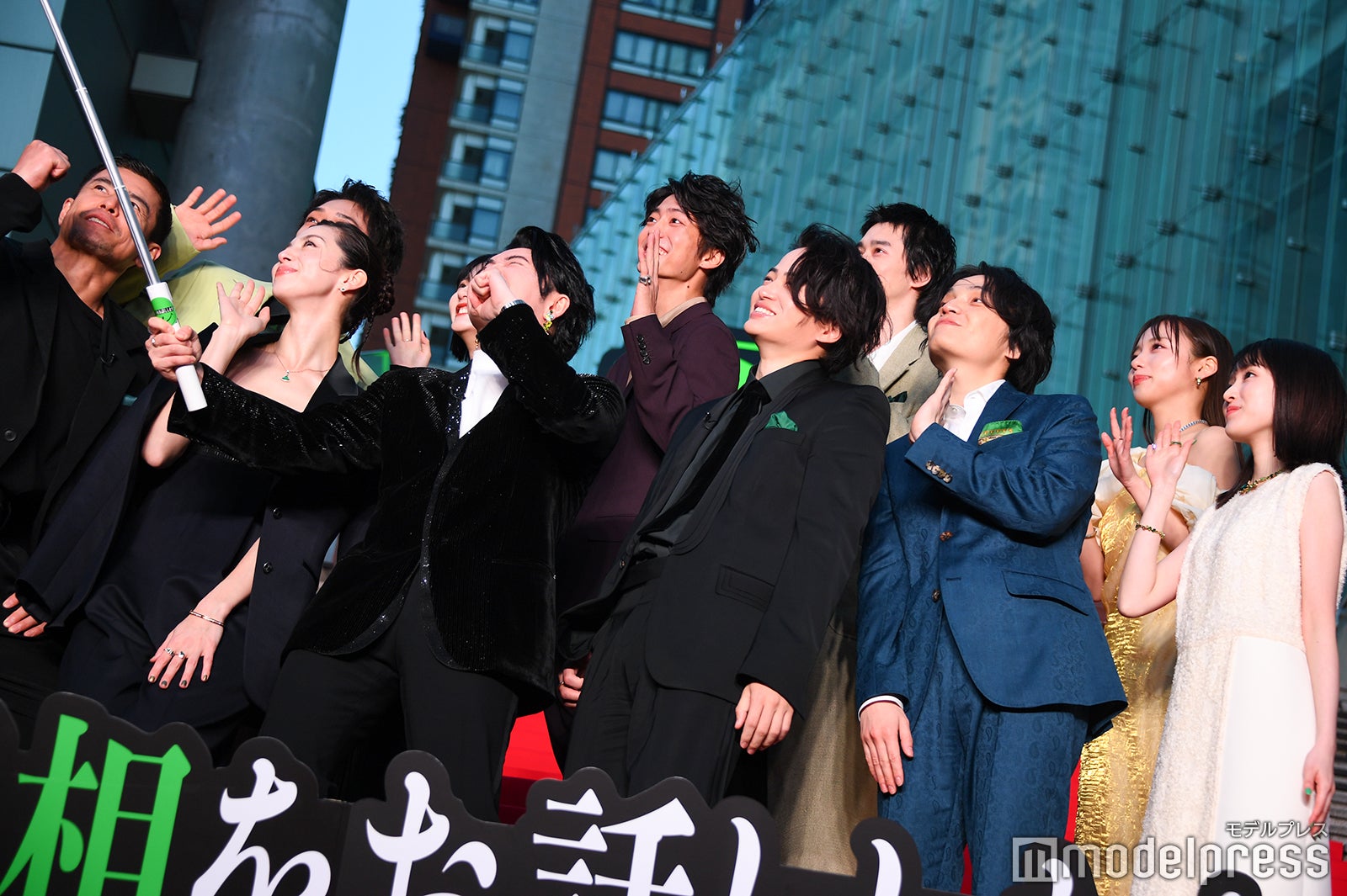 自撮り動画撮影を行うキャスト陣（C）モデルプレス
