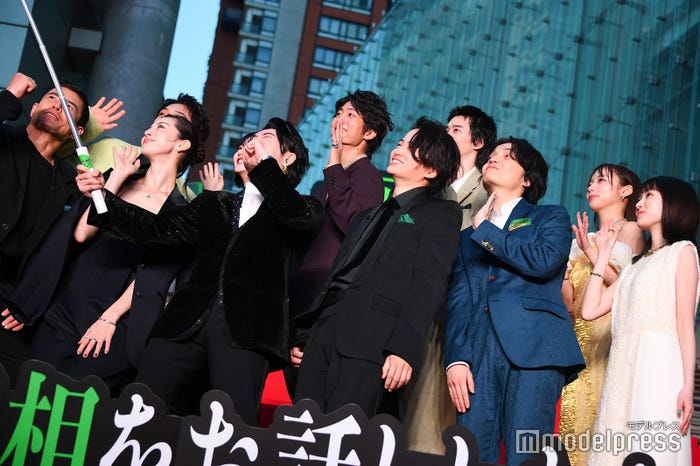 自撮り動画撮影を行うキャスト陣(C)モデルプレス