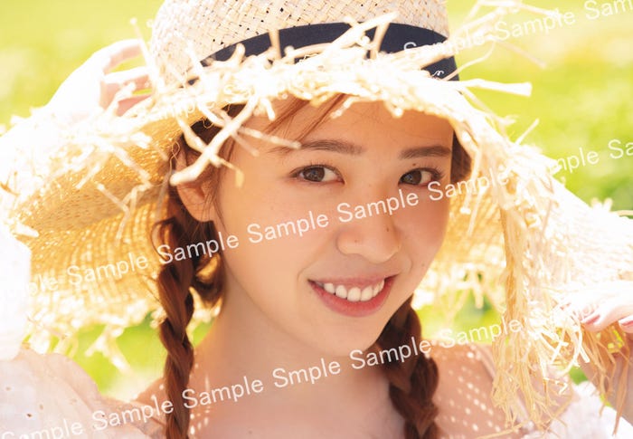 渡辺みり愛1st写真集「消極的な華やかさ」封入特典ポストカード/(撮影:彦坂栄治)