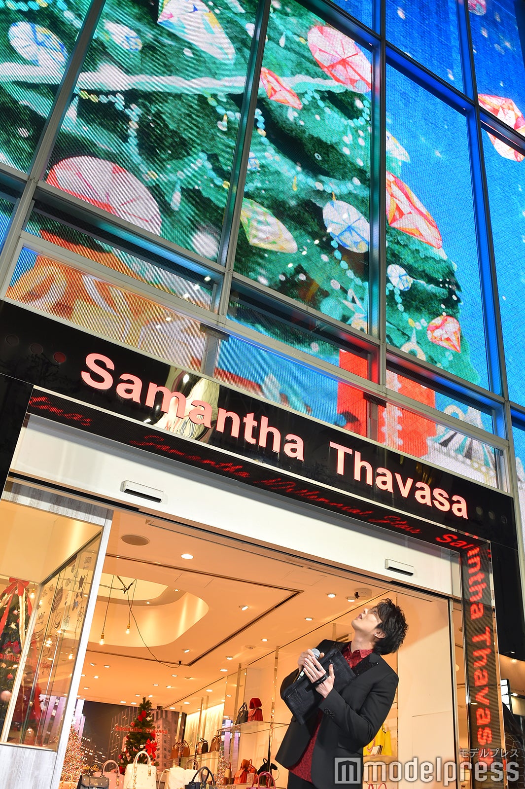 巨大LEDクリスマスツリーを見上げる新田真剣佑（C）モデルプレス