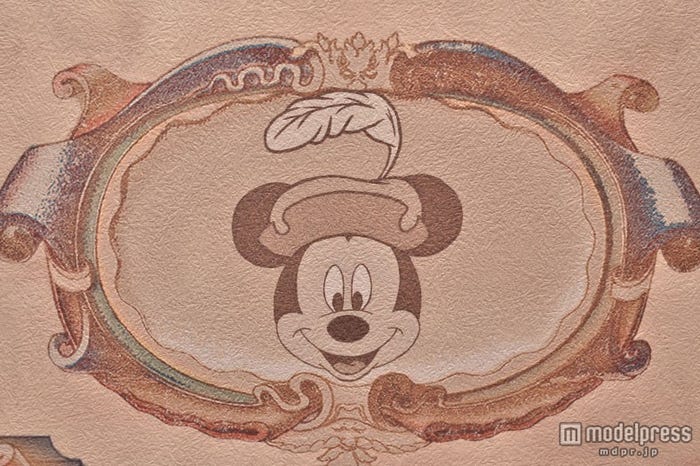 羽根付き帽子をかぶったミッキー