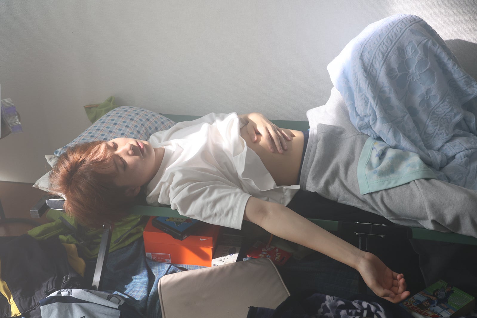 HiHi Jets井上瑞稀、愛くるしい寝顔にキュン “腹出し”爆睡ショット解禁＜おとななじみ＞