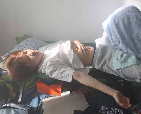 HiHi Jets井上瑞稀、愛くるしい寝顔にキュン “腹出し”爆睡ショット解禁<おとななじみ>