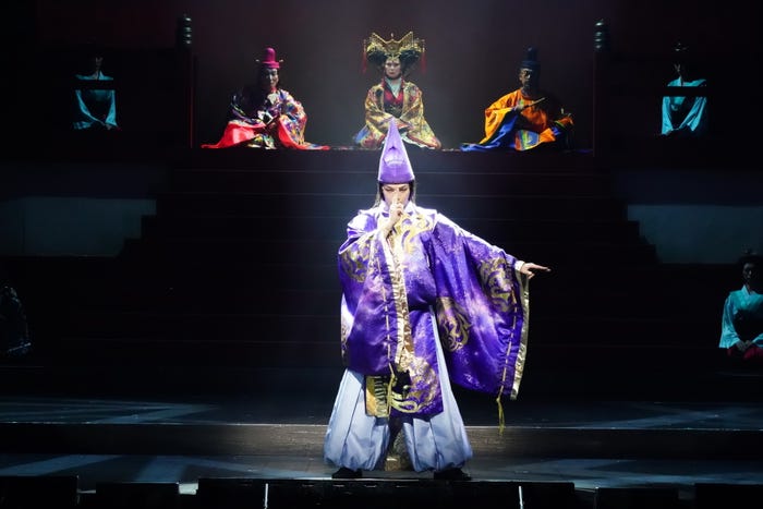 中村倫也(後方左から:右近健一、高田聖子、粟根まこと)(撮影:田中亜紀/提供写真)