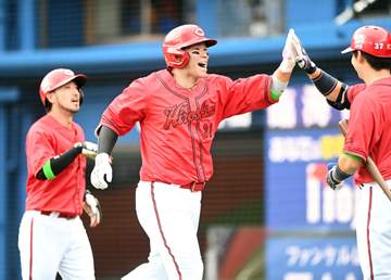 広島・新井監督 手応え3本塁打 11失点も3点差まで猛追「諦めずに気持ちは出ていた。だから明日の試合に」