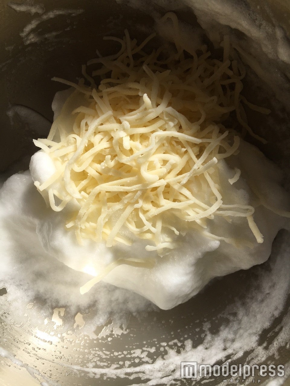 アクセントのチーズを入れます／画像提供：柏原歩