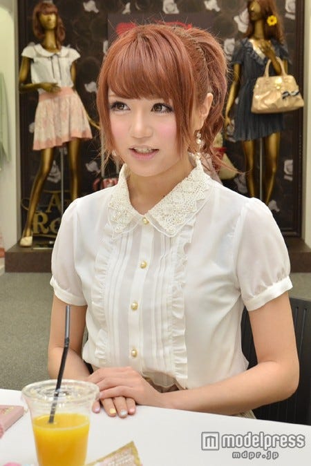 インタビューに答えるおかりえ