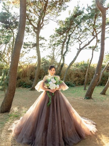 昨年結婚の元AKBメンバー、"ラメふわ"ドレスの前撮りショット披露「綺麗すぎ」「本当にかわいい」