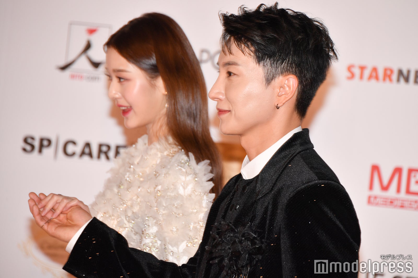 ウォニョンを優しくエスコートするイトゥク／ウォニョン、イトゥク（C）モデルプレス