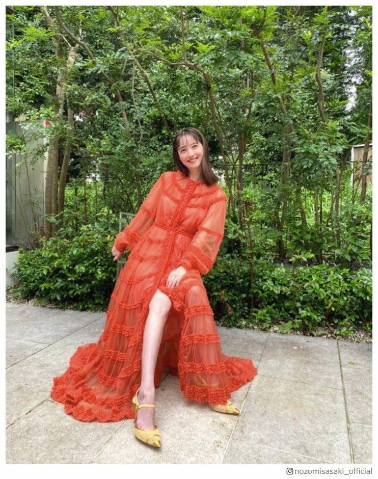 佐々木希「元気でます」ファンからのメッセージに感謝 美脚チラリのオフショットも公開