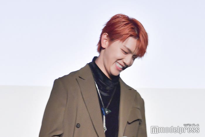 プロポーズに照れつつ俯く高塚大夢(C)モデルプレス