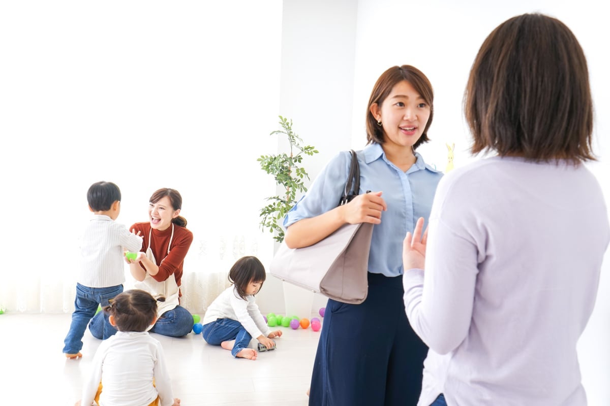 幼稚園まで送迎するか園のバスを利用するかで悩む ママ友付き合いを考えたらどちらが楽 モデルプレス