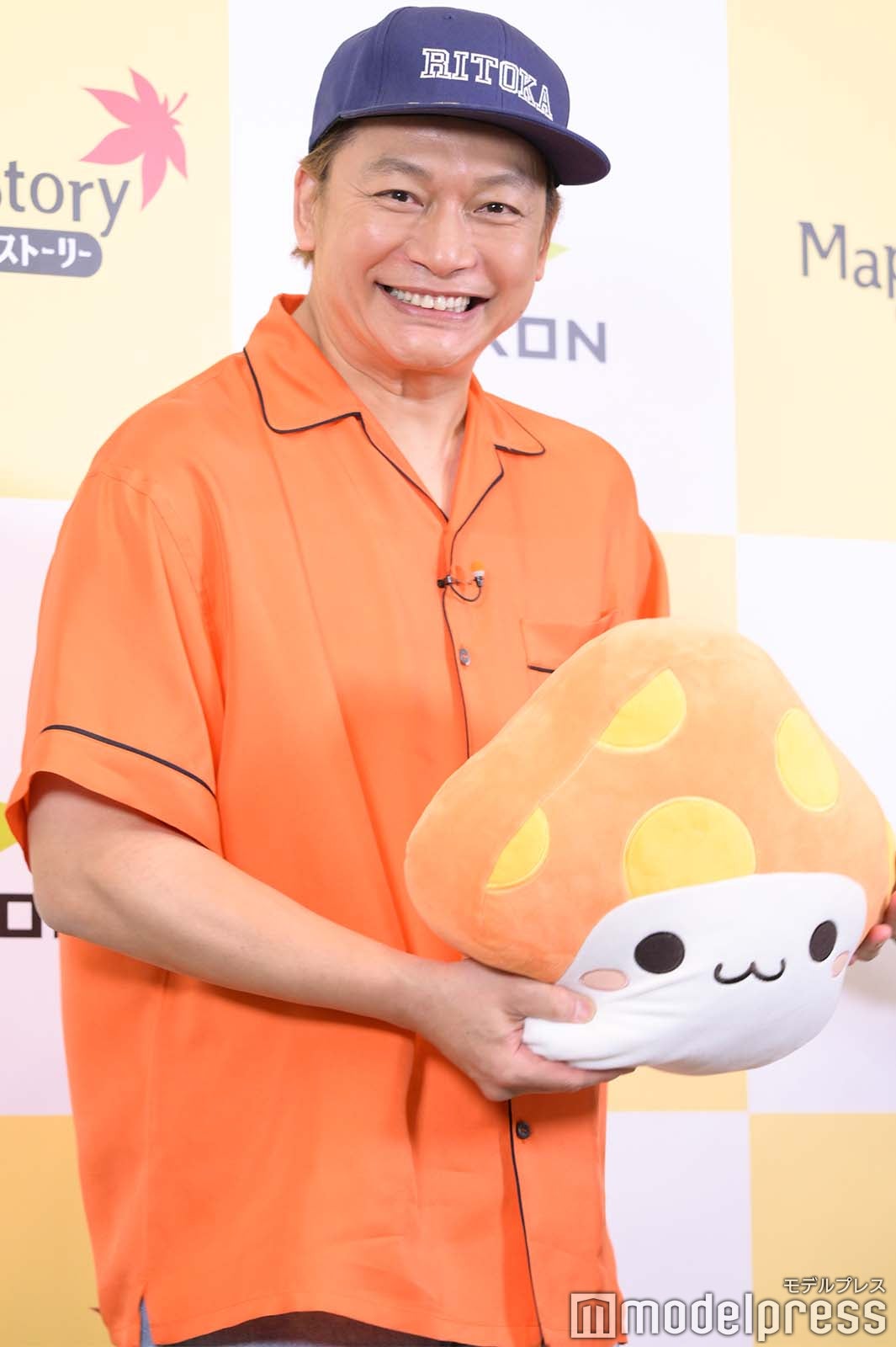 メディアの数に驚きつつ笑顔で対応する香取慎吾（C）モデルプレス