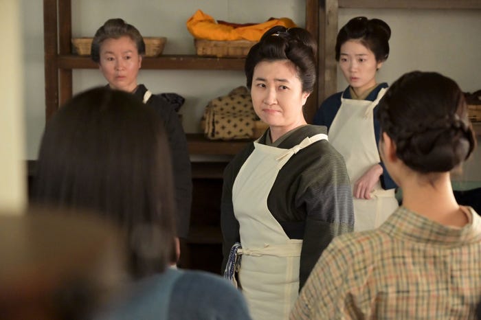 明星真由美、猫背椿、東野絢香「風、薫る」第45話(C)NHK