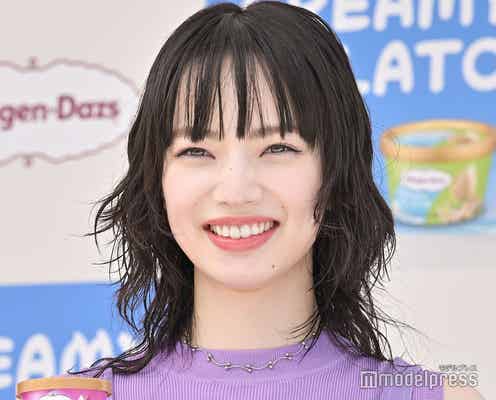 小松菜奈「肩の位置が腰」共演者も驚く抜群スタイル タイト衣装で登場