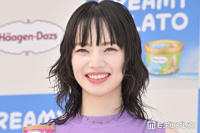 小松菜奈「肩の位置が腰」共演者も驚く抜群スタイル タイト衣装で登場