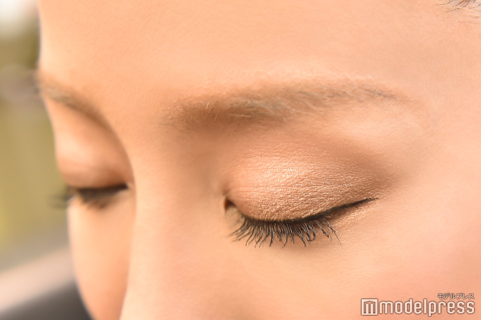 目元の陰影が際立つブラウンのグラデーション（C）モデルプレス