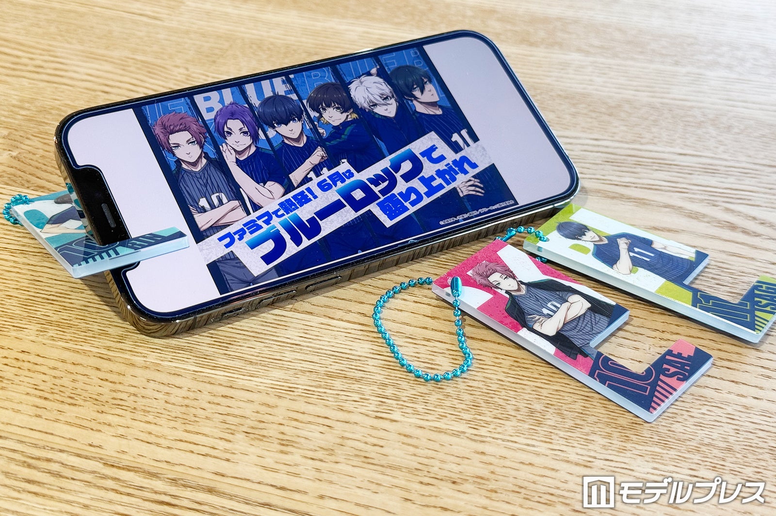 1個あれば動画を見る際のスマホスタンドに（C）モデルプレス
