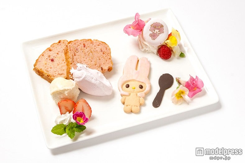 マイメロディの好きなアーモンドパウンドケーキにホイップやイチゴを添えた「マイメロディの大好きなアーモンドパウンドケーキ」￥1，280