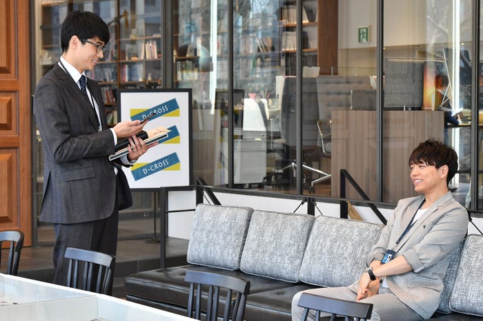 東出昌大、山崎育三郎/「あなたのことはそれほど」第2話より(画像提供:TBS)